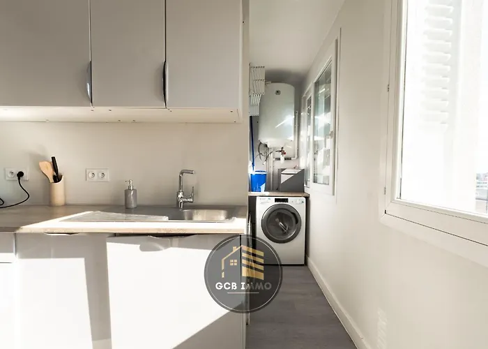 Lesdiguieres 3 Bedrooms Parking דירה