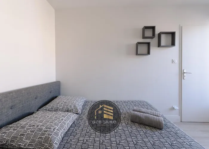 Lesdiguieres 3 Bedrooms Parking דירה